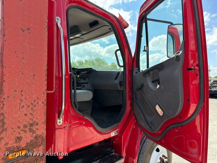 image for item EO8612 2018 Freightliner Business Class M2 flatbed truck