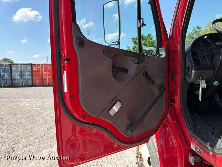 image for item EO8613 2017 Freightliner Business Class M2 flatbed truck