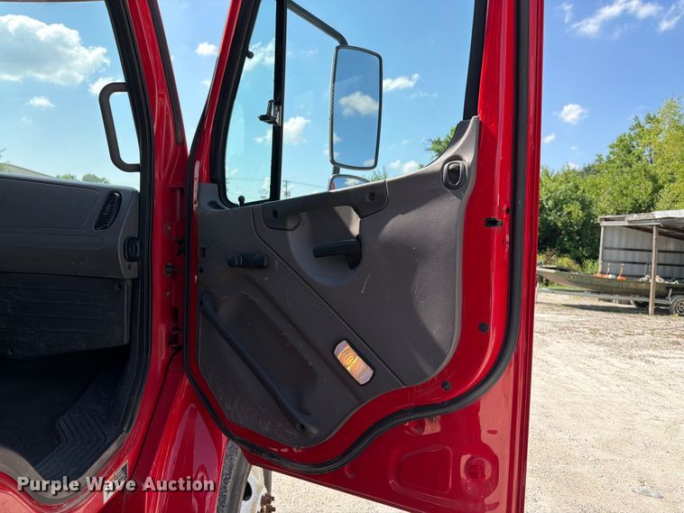 image for item EO8613 2017 Freightliner Business Class M2 flatbed truck