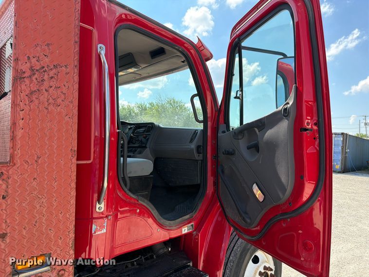 image for item EO8613 2017 Freightliner Business Class M2 flatbed truck