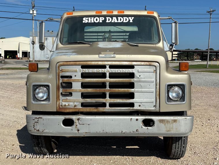 image for item ER3148 1986 International 1945 flatbed truck