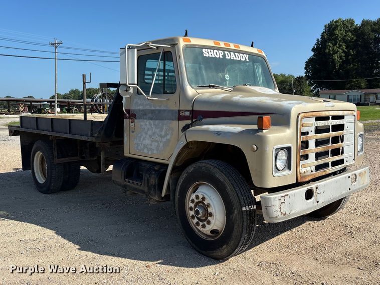 image for item ER3148 1986 International 1945 flatbed truck