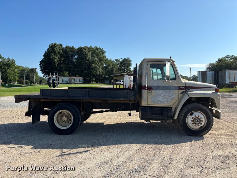 image for item ER3148 1986 International 1945 flatbed truck