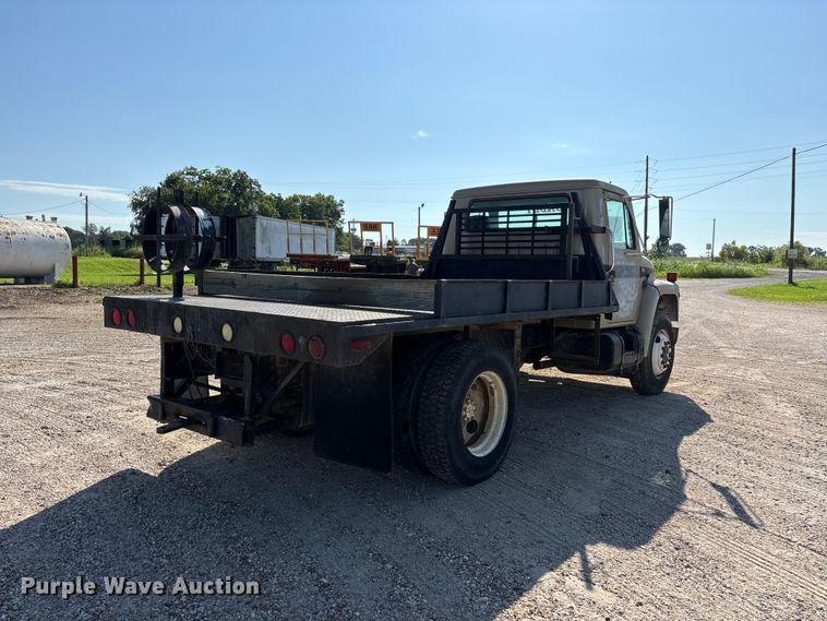 image for item ER3148 1986 International 1945 flatbed truck