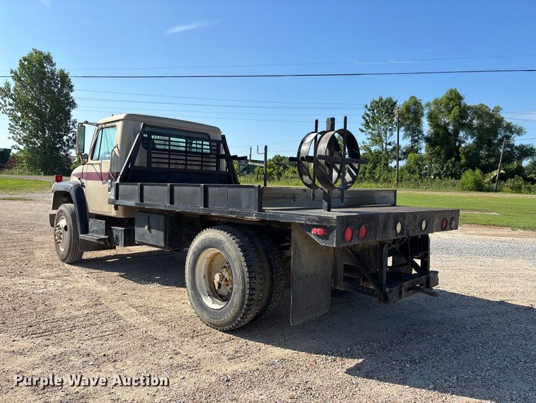 image for item ER3148 1986 International 1945 flatbed truck