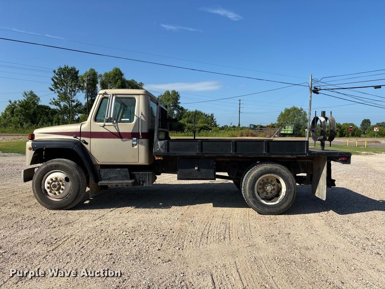 image for item ER3148 1986 International 1945 flatbed truck
