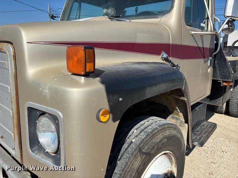 image for item ER3148 1986 International 1945 flatbed truck