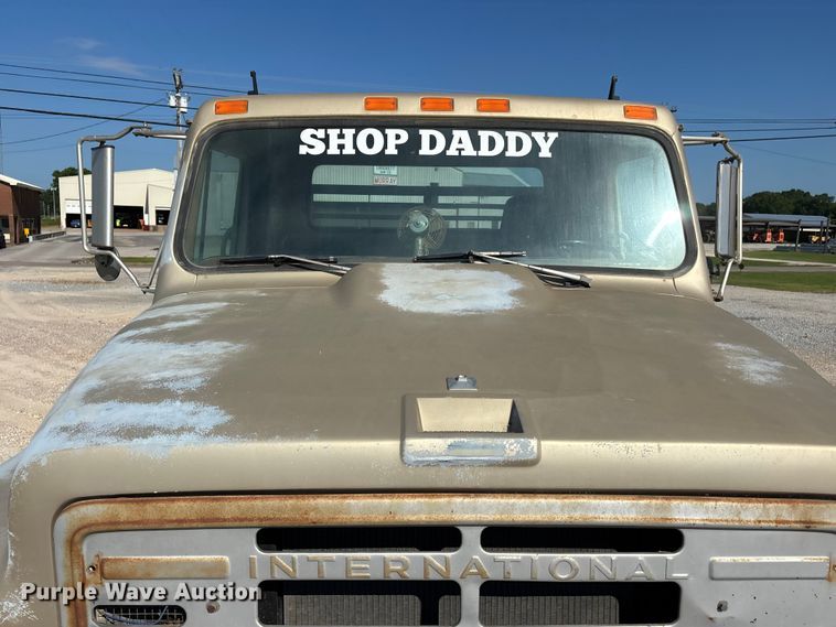 image for item ER3148 1986 International 1945 flatbed truck