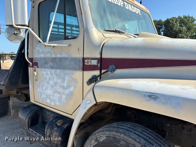 image for item ER3148 1986 International 1945 flatbed truck