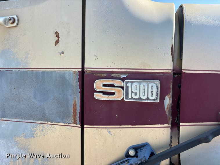 image for item ER3148 1986 International 1945 flatbed truck