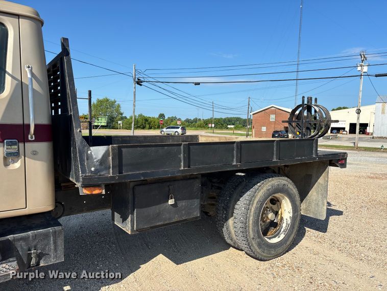 image for item ER3148 1986 International 1945 flatbed truck
