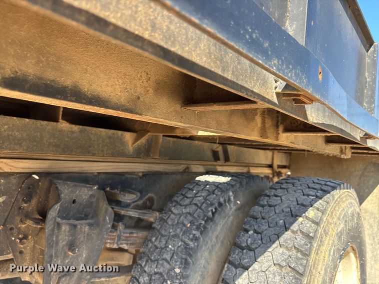 image for item ER3148 1986 International 1945 flatbed truck