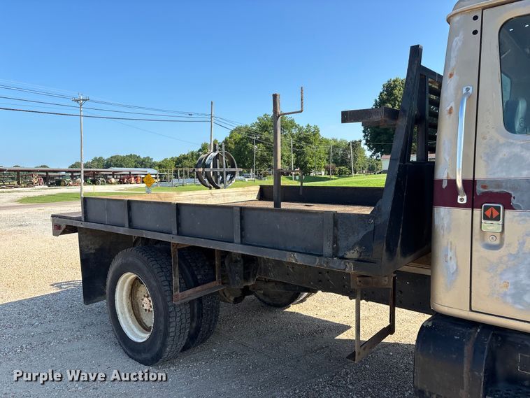 image for item ER3148 1986 International 1945 flatbed truck
