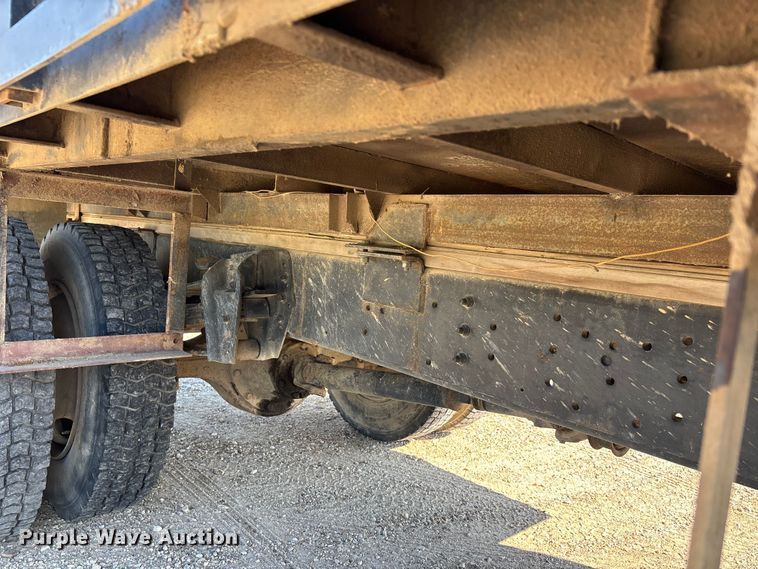 image for item ER3148 1986 International 1945 flatbed truck