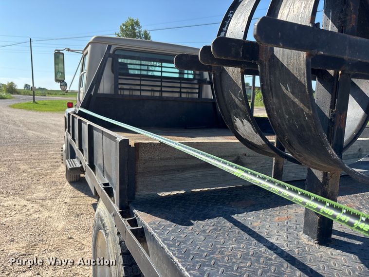 image for item ER3148 1986 International 1945 flatbed truck