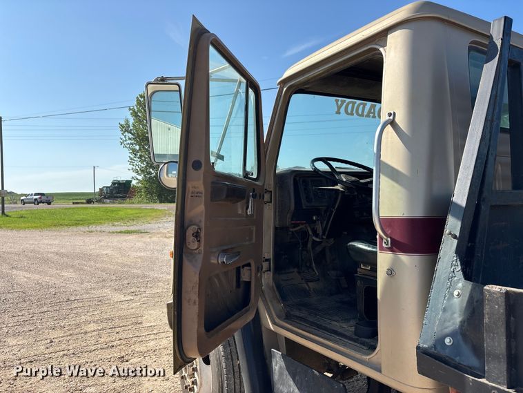 image for item ER3148 1986 International 1945 flatbed truck