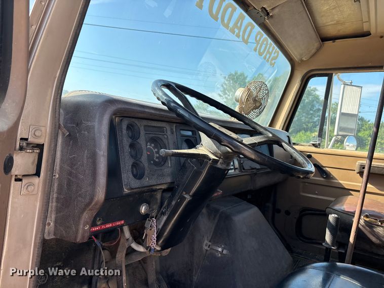image for item ER3148 1986 International 1945 flatbed truck