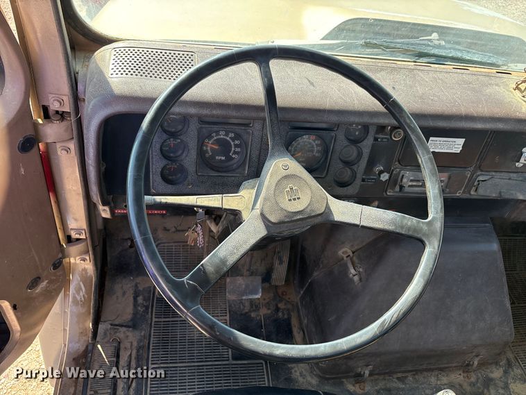 image for item ER3148 1986 International 1945 flatbed truck