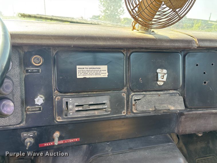 image for item ER3148 1986 International 1945 flatbed truck