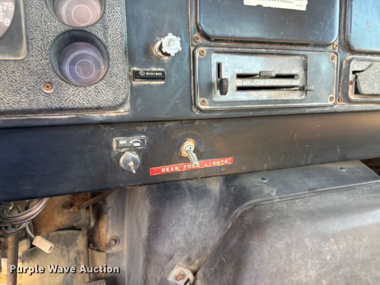 image for item ER3148 1986 International 1945 flatbed truck