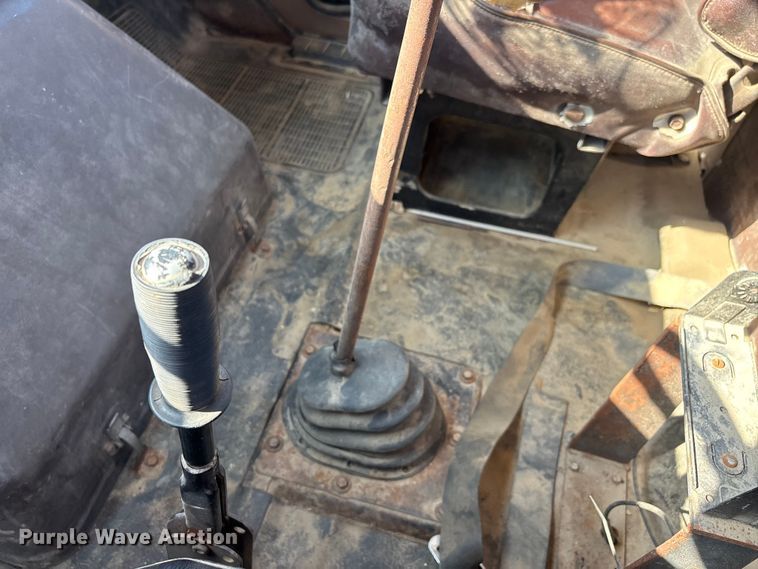 image for item ER3148 1986 International 1945 flatbed truck