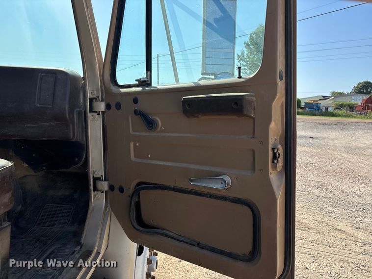 image for item ER3148 1986 International 1945 flatbed truck