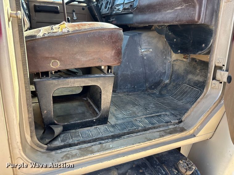 image for item ER3148 1986 International 1945 flatbed truck