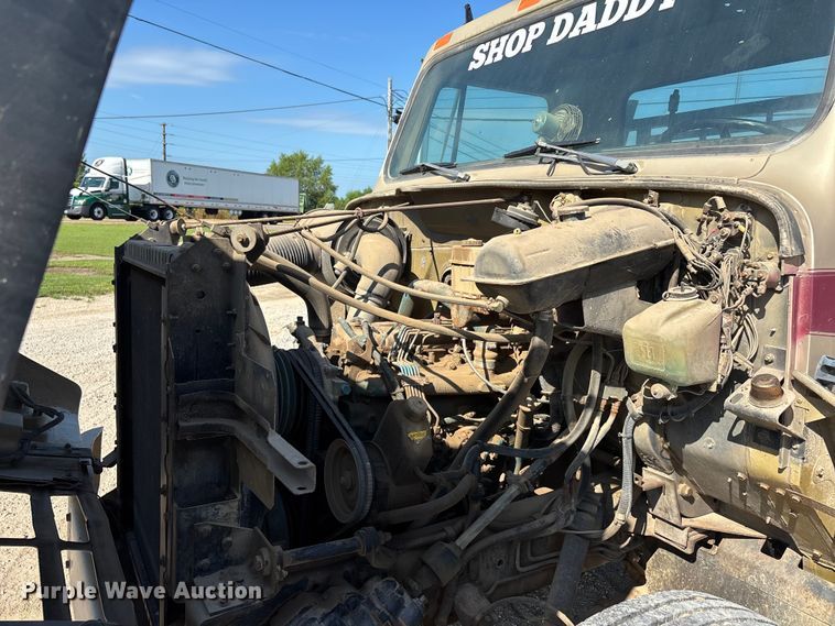 image for item ER3148 1986 International 1945 flatbed truck