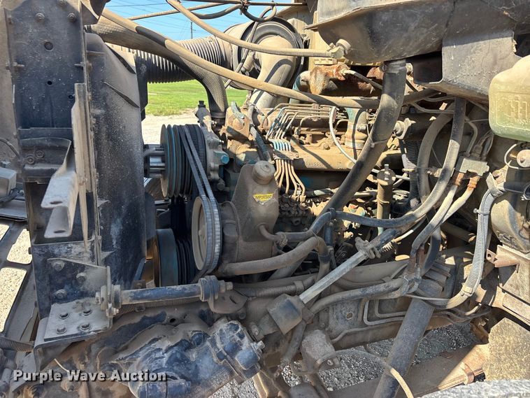 image for item ER3148 1986 International 1945 flatbed truck