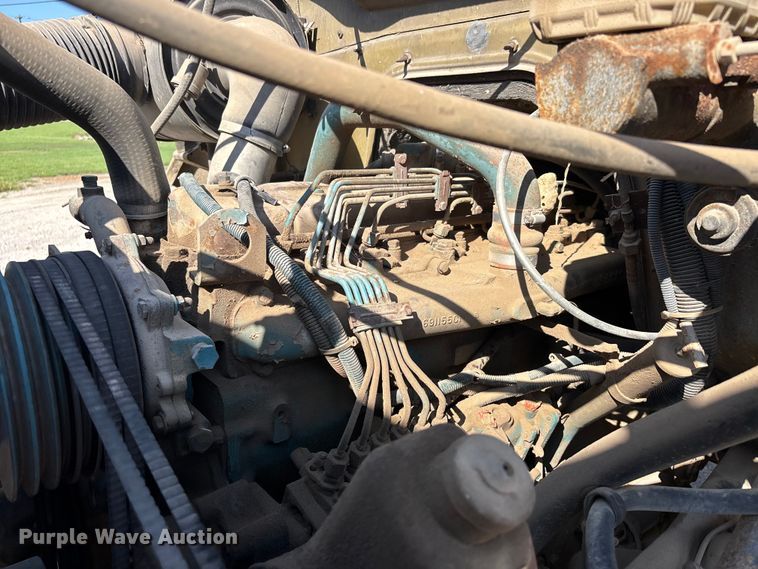 image for item ER3148 1986 International 1945 flatbed truck