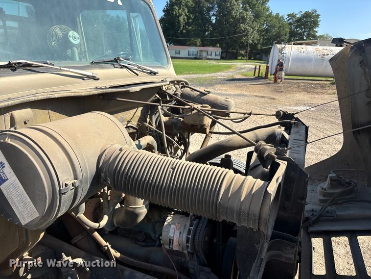 image for item ER3148 1986 International 1945 flatbed truck