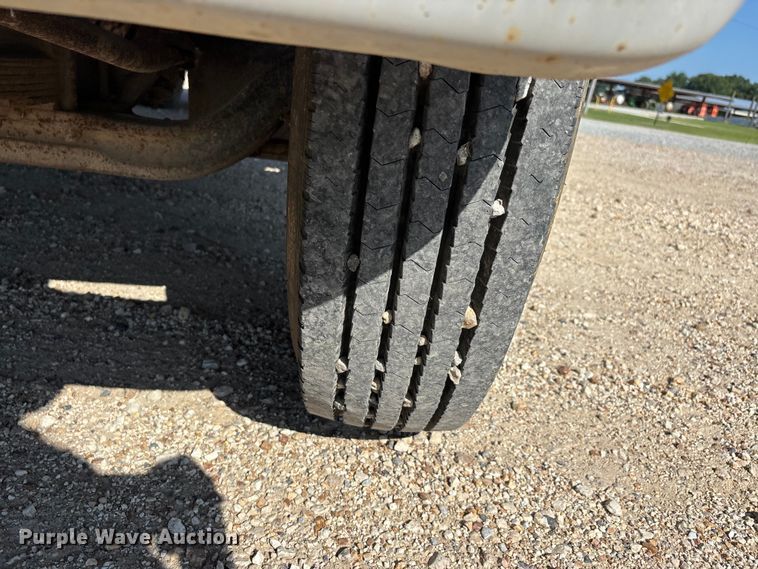 image for item ER3148 1986 International 1945 flatbed truck