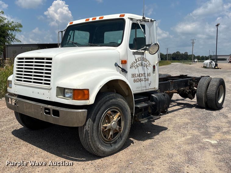 image for item ER3149 1990 International 4900 truck cab and chassis