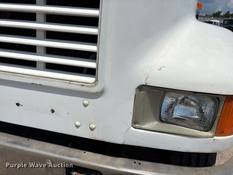 image for item ER3149 1990 International 4900 truck cab and chassis