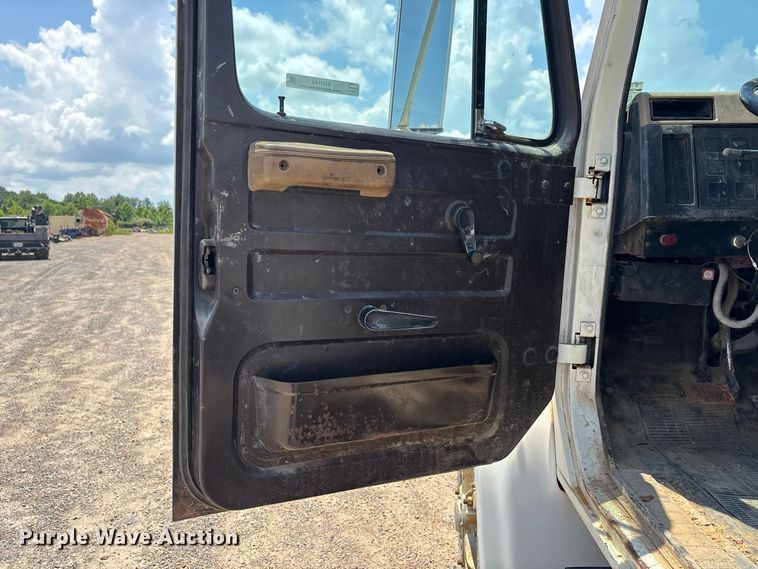 image for item ER3149 1990 International 4900 truck cab and chassis
