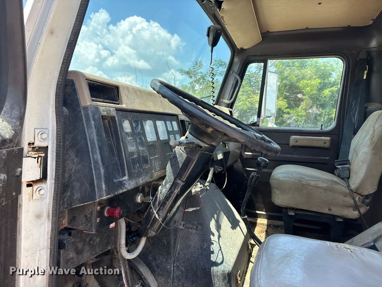image for item ER3149 1990 International 4900 truck cab and chassis