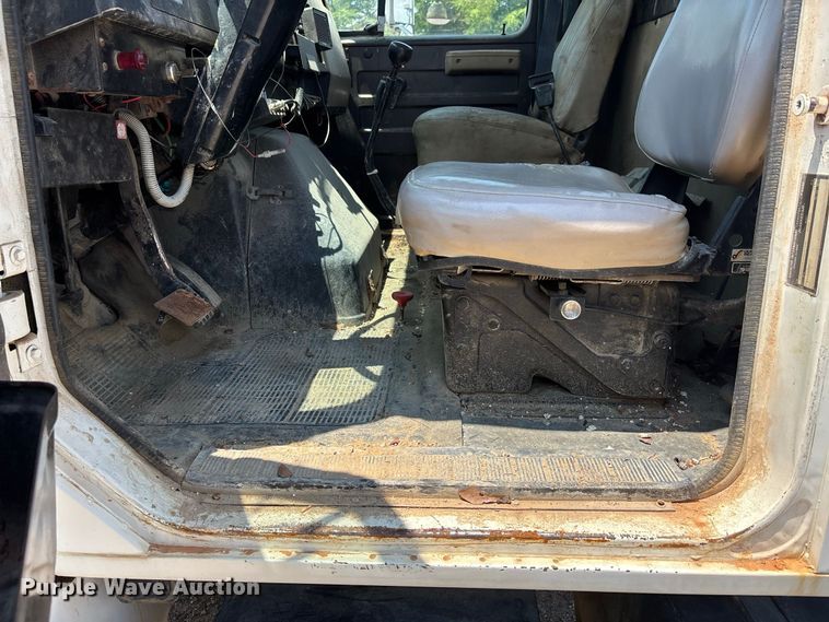 image for item ER3149 1990 International 4900 truck cab and chassis