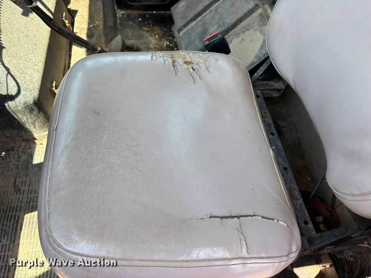 image for item ER3149 1990 International 4900 truck cab and chassis