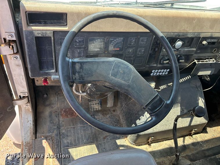 image for item ER3149 1990 International 4900 truck cab and chassis