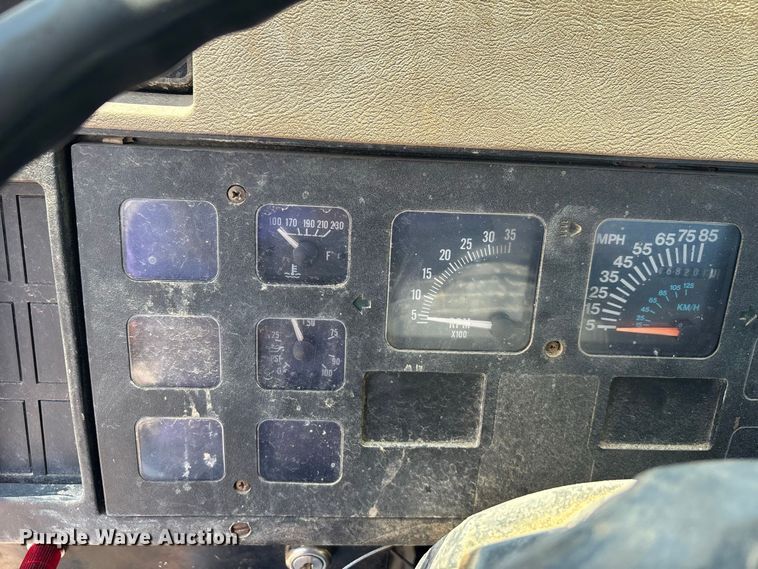 image for item ER3149 1990 International 4900 truck cab and chassis