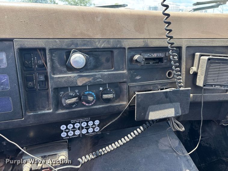 image for item ER3149 1990 International 4900 truck cab and chassis