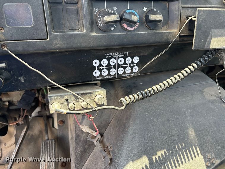 image for item ER3149 1990 International 4900 truck cab and chassis