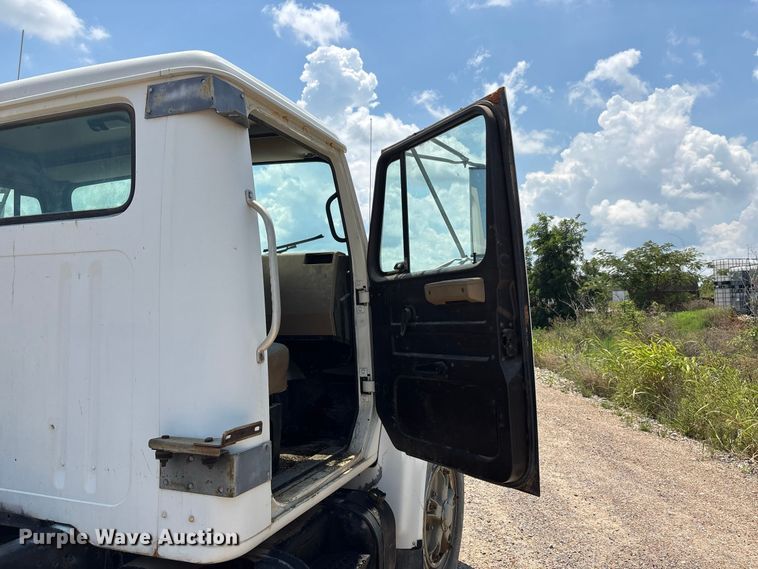 image for item ER3149 1990 International 4900 truck cab and chassis