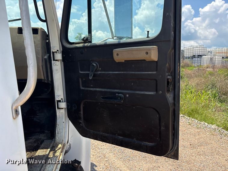 image for item ER3149 1990 International 4900 truck cab and chassis