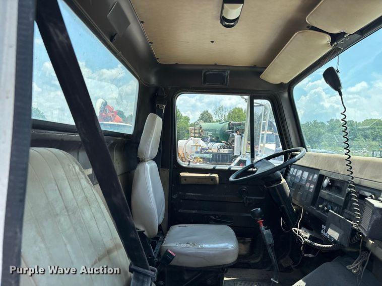 image for item ER3149 1990 International 4900 truck cab and chassis