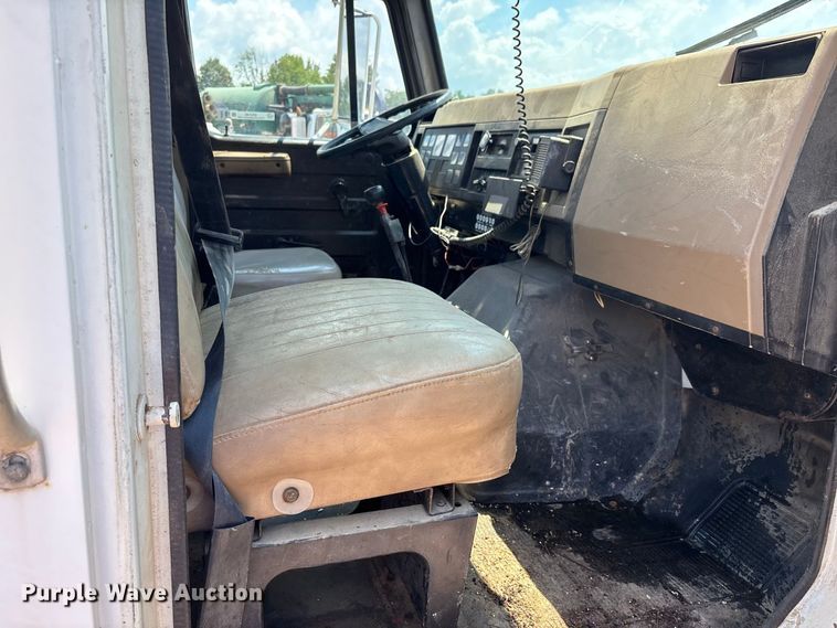 image for item ER3149 1990 International 4900 truck cab and chassis