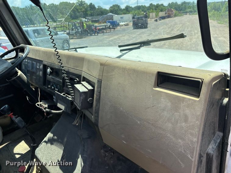 image for item ER3149 1990 International 4900 truck cab and chassis