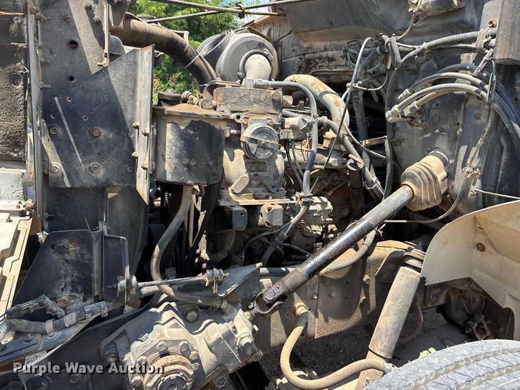 image for item ER3149 1990 International 4900 truck cab and chassis
