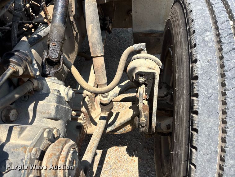 image for item ER3149 1990 International 4900 truck cab and chassis