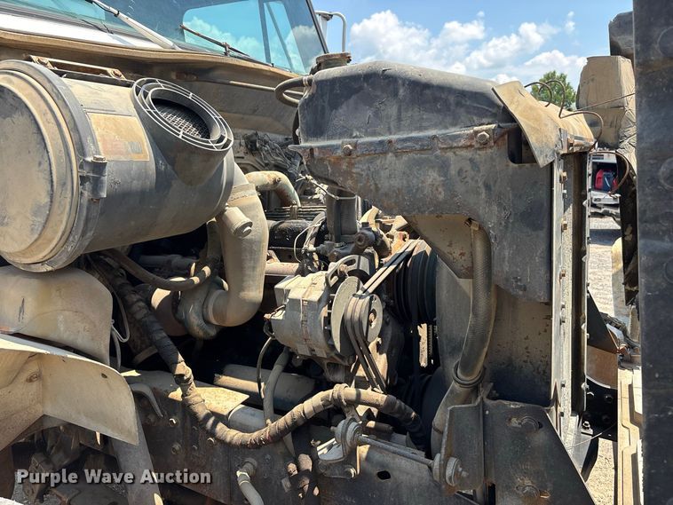image for item ER3149 1990 International 4900 truck cab and chassis